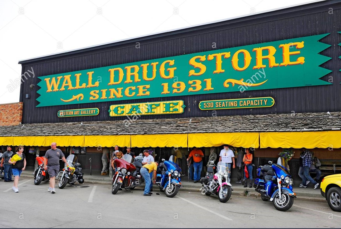 wall-drug-store-wall-south-dakota-mount-rushmore-DFTGJ4